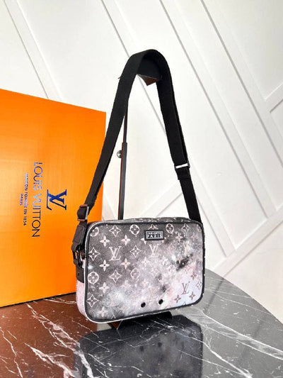 LOUIS VUITTON-Alpha Messenger