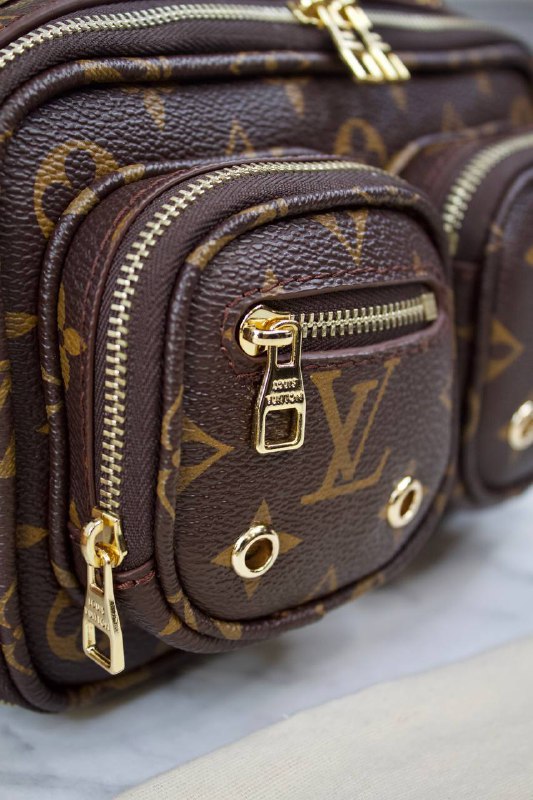 LOUIS VUITTON-UTILITY CROSSBODY