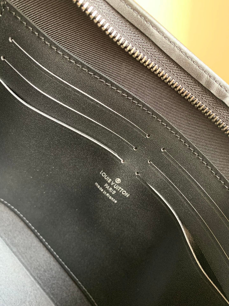 LV POCHETTE VOYAGE MM