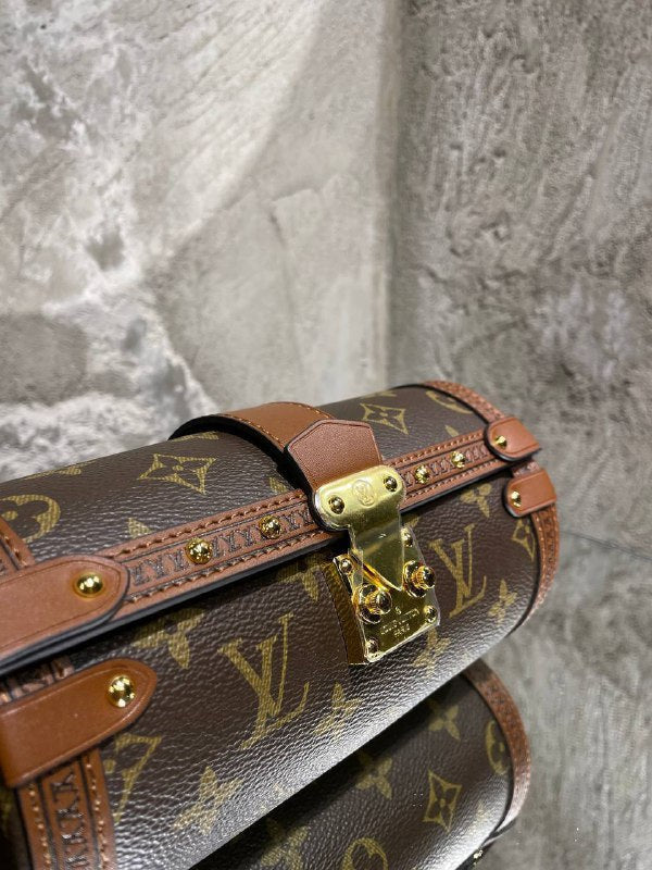 LOUIS VUITTON-Papillon trunk